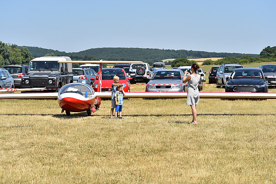 Spitzerberg 2015 Foto Huber Austrian Wings Kinder vor Segelflugzeug