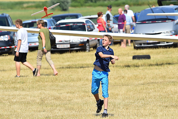 Spitzerberg 2015 Foto Huber Austrian Wings Media Crew Jugendlicher Besucher wirft Modellflugzeug