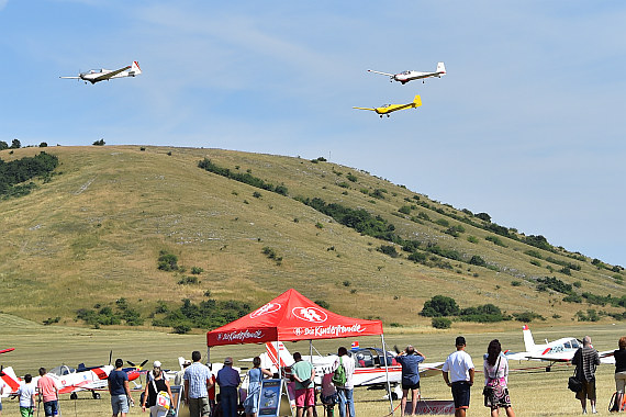 Spitzerberg 2015 Foto Huber Austrian Wings Media Crew Motorseglerformation über Besuchermassen