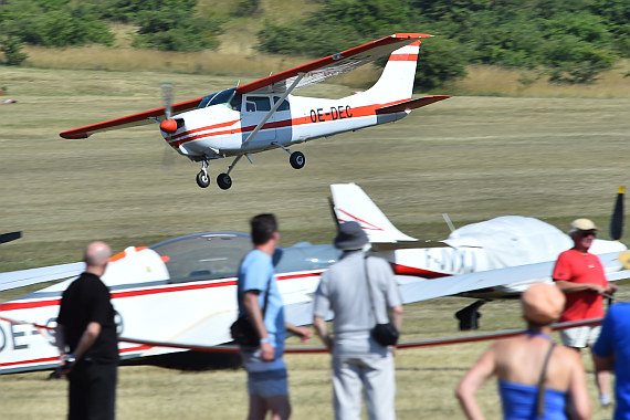 Spitzerberg 2015 Foto Huber Austrian Wings Media Crew OE-DEC Cessna 206 Low Pass Wolfgang Oppelmayer_3