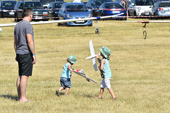 Spitzerberg 2015 Foto Huber Austrian Wings Media Crew Spielende Kinder mit Modellen