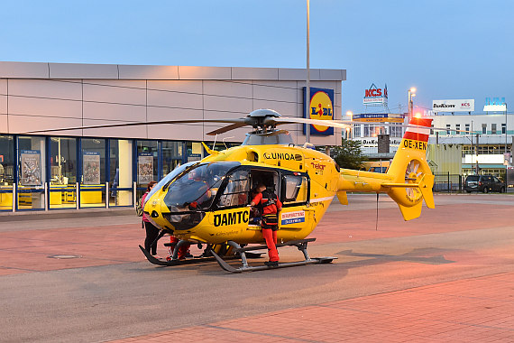 ÖAMTC Notarzthubschrauber Christophorus 9 EC 135 OE-XEN Liesing 02082015 Foto Huber Austrian Wings Media Crew_9