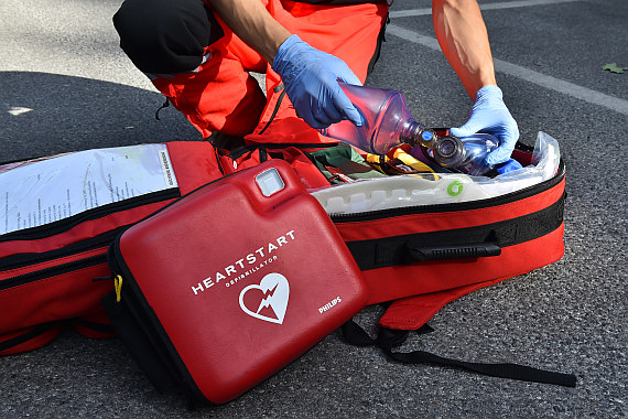 007_Medical Defi AED halbautomatischer Defibrillator Sanitäter Notarzt Beatmungsbeutel Symbolbild Sujetbild Foto Huber Austrian Wings Media Crew