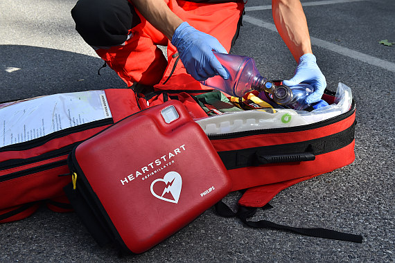 007_Medical Defi AED halbautomatischer Defibrillator Sanitäter Notarzt Beatmungsbeutel Symbolbild Sujetbild Foto Huber Austrian Wings Media Crew 007_Medical Defi AED halbautomatischer Defibrillator Sanitäter Notarzt Beatmungsbeutel Symbolbild Sujetbild Foto Huber Austrian Wings Media Crew