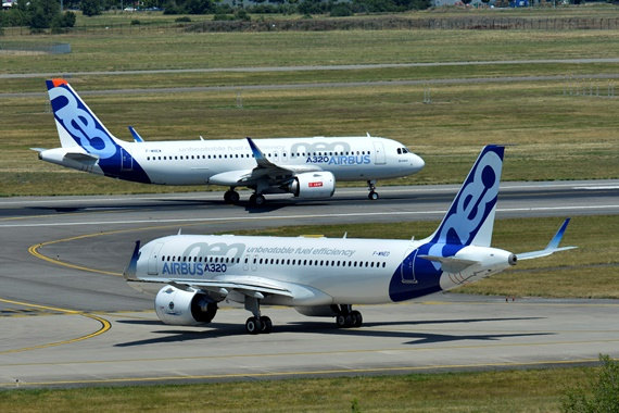 A320 neo LEAP, F-WNEW und A320neo F-WNEO präsentieren die neusten Modelle der A320 Familie mit treibstoffsparenden Triebwerken der nächsten Generation.
