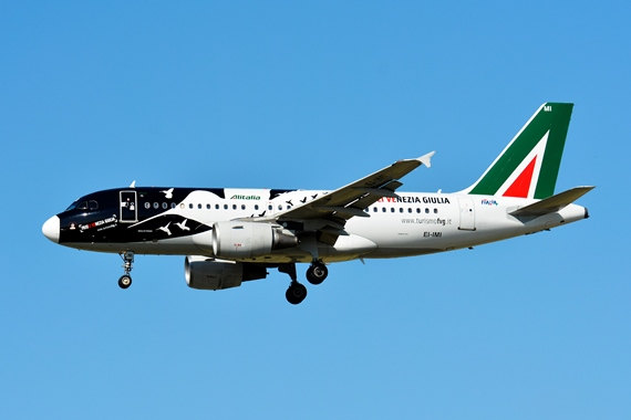 Alitalia A319-112 EI-IMI wirbt mit einer Sonderbemalung für Venedig und zeigt sich farbenfroh in Toulouse.
