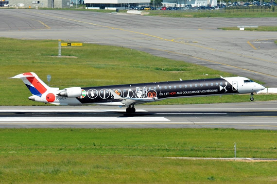 Nur kurze Zeit wirbt diese Canadair CL-600-2E25 F-HMLK von HOP by Air France in dieser Sonderbemalung für den neuen Citroen DS3.