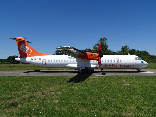 Die kenianische Airline Five Forty Aviation Ltd. betreibt neben ATR 42/72 unter anderem auch zwei CRJ-100 und eine DHC-8-Dash 8. Allerdings ist diese ATR 72-500 D2-FLY hier im Bild zurzeit in TLS abgestellt.