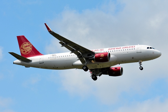Nebst dieser A320-214 (SL) B-8035 (ex F-WWDA) betreibt Juneyao Airlines aus Shanghai weitere 35 A320 sowie 8 A321.