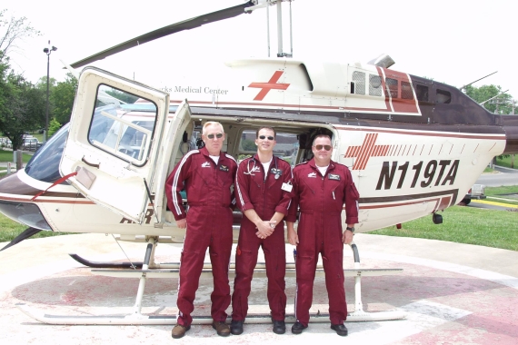 1985 gegründet, sind bei Air Evac Lifeteam auch heute noch die Crew-Zusammensetzung sowie der Bell Long Ranger als meistgenutzter Helikopter gleich geblieben. Die Lackierung der Maschinen wurde zwischenzeitlich überarbeitet. - Foto: Air Evac Lifeteam