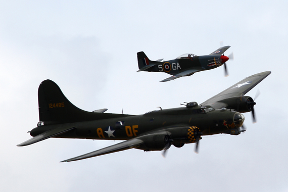 B-17_MustangIV_formation