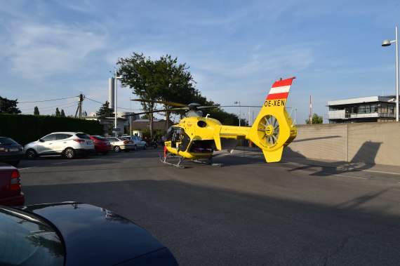 Selbst auf kleinsten Flächen kann ein Helikopter von der Größe eines EC 135 problemlos landen, einen guten Piloten und vorbildliches CRM vorausgesetzt. Selbst auf kleinsten Flächen kann ein Helikopter von der Größe eines EC 135 problemlos landen, einen guten Piloten und vorbildliches CRM vorausgesetzt.
