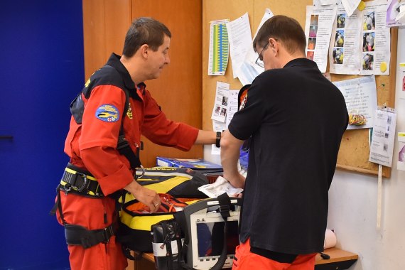 Sanitäter und Notarzt checken den Einsatzrucksack vor Dienstbeginn.