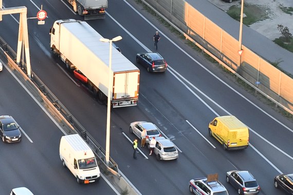 Unfall im Frühverkehr auf Österreichs meistbefahrener Straße. Zum Glück gab es keine Verletzten.