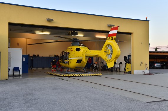 Nach der morgendlichen Überprüfung der Ausrüstung im Hangar wird der Helikopter ins Freie geschoben.