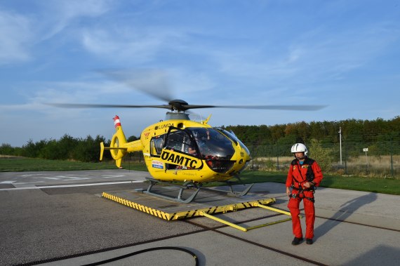 HEMS-Crewmember Harald Glück ist auch für die Betankung der EC 135 verantwortlich. HEMS-Crewmember Harald Glück ist auch für die Betankung der EC 135 verantwortlich.