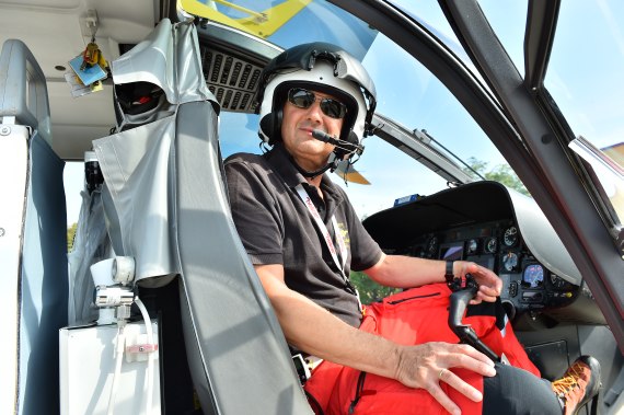 Schornsteiner ist ein "alter Hase" und besonders kinderfreundlich, wenn kleine Fliegerfans seinen Helikopter anschauen wollen.