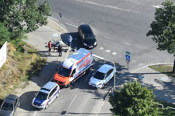 Exekutive und der bodengebundene Rettungsdienst sind bereits vor Ort.