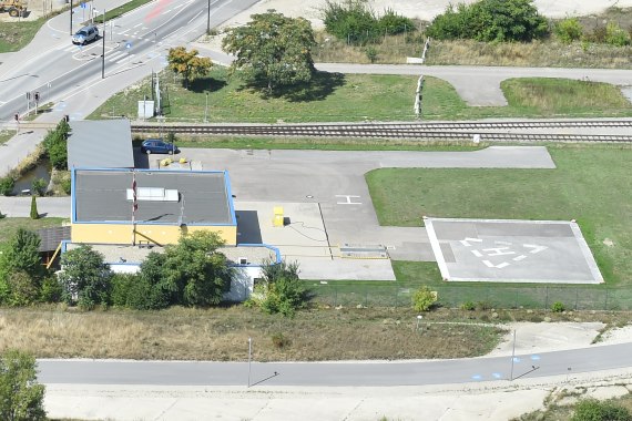 Der Stützpunkt liegt direkt am altern Asperner Flughafen. Der Stützpunkt liegt direkt am altern Asperner Flughafen.
