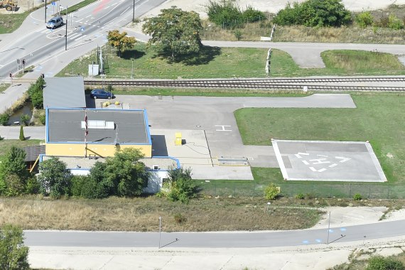 Der Stützpunkt liegt direkt am altern Asperner Flughafen.