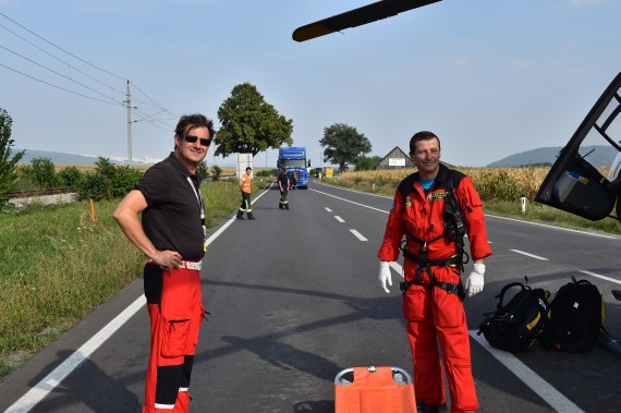 Flugretter (re.) und Pilot besprechen sich hinsichtlich des Zielkrankenhauses. Flugretter (re.) und Pilot besprechen sich hinsichtlich des Zielkrankenhauses.