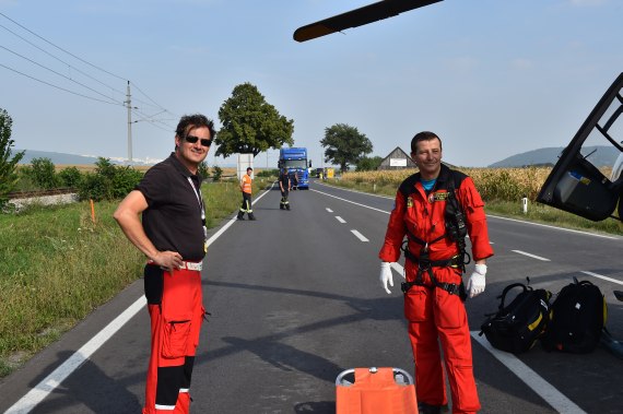 Flugretter (re.) und Pilot besprechen sich hinsichtlich des Zielkrankenhauses.