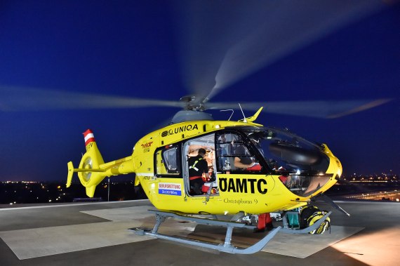 C9-Repo_Nachtaufnahme ÖAMTC Notarzthubschrauber Christophorus 9 Dachlandeplatz SMS Ost Patientenübergabe Foto Huber Austrian Wings Media Crew_1 C9-Repo_Nachtaufnahme ÖAMTC Notarzthubschrauber Christophorus 9 Dachlandeplatz SMS Ost Patientenübergabe Foto Huber Austrian Wings Media Crew_1