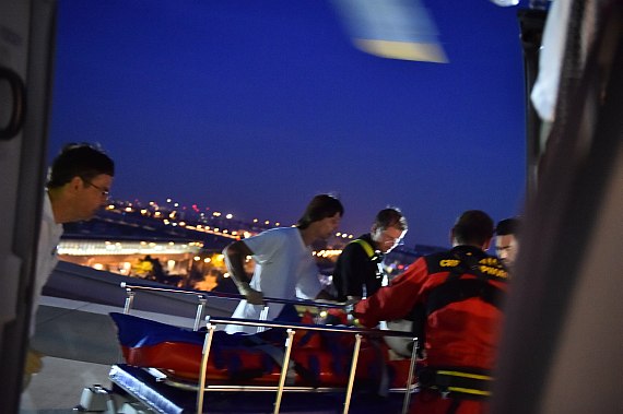 C9-Repo_Nachtaufnahme ÖAMTC Notarzthubschrauber Christophorus 9 Dachlandeplatz SMS Ost Patientenübergabe Foto Huber Austrian Wings Media Crew_3 C9-Repo_Nachtaufnahme ÖAMTC Notarzthubschrauber Christophorus 9 Dachlandeplatz SMS Ost Patientenübergabe Foto Huber Austrian Wings Media Crew_3