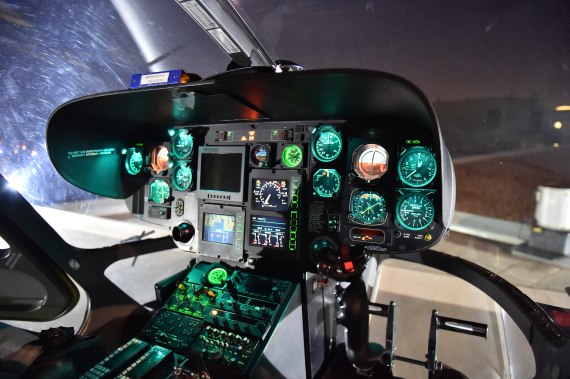 C9-Repo_Nachtaufnahme Cockpit ÖAMTC Notarzthubschrauber Christophorus 9 OE-XEN Foto Huber Austrian Wings Media Crew C9-Repo_Nachtaufnahme Cockpit ÖAMTC Notarzthubschrauber Christophorus 9 OE-XEN Foto Huber Austrian Wings Media Crew