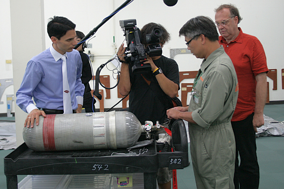 Luftfahrt-Themen erfreuen sich im TV großer Beliebtheit; hier das Team bei Aufnahmen von Austrian Wings und Aduzai, zusammen mit Sprengstoff-Spezialist Michael Rupalla (ganz rechts) - Foto: T. Rosenberger