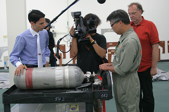 Luftfahrt-Themen erfreuen sich im TV großer Beliebtheit; hier das Team bei Aufnahmen von Austrian Wings und Aduzai, zusammen mit Sprengstoff-Spezialist Michael Rupalla (ganz rechts) - Foto: T. Rosenberger Luftfahrt-Themen erfreuen sich im TV großer Beliebtheit; hier das Team bei Aufnahmen von Austrian Wings und Aduzai, zusammen mit Sprengstoff-Spezialist Michael Rupalla (ganz rechts) - Foto: T. Rosenberger