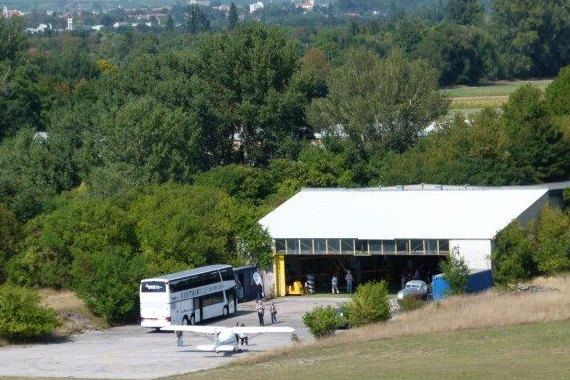 Das Museum ist ein einem ehemaligen Bunker am Flugplatzgelände untergebracht.