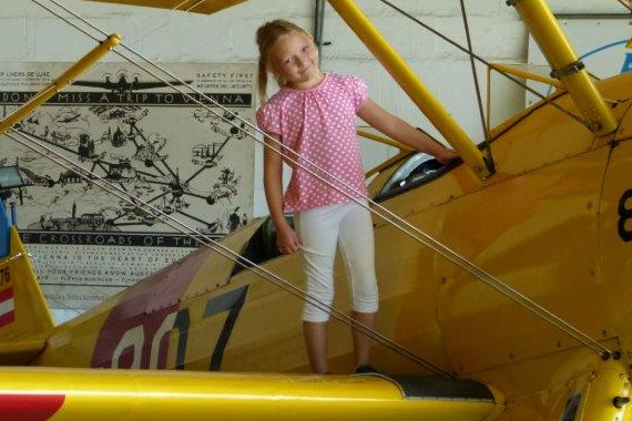 Mädchen auf Boeing Stearman AAM Sommerfest 2015 Foto Robert Schwihlik