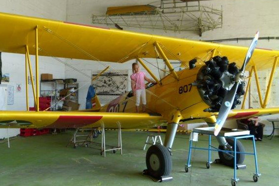 Mädchen begutachtet Boeing Stearman AAM Sommerfest 2015 Foto Robert Schwihlik