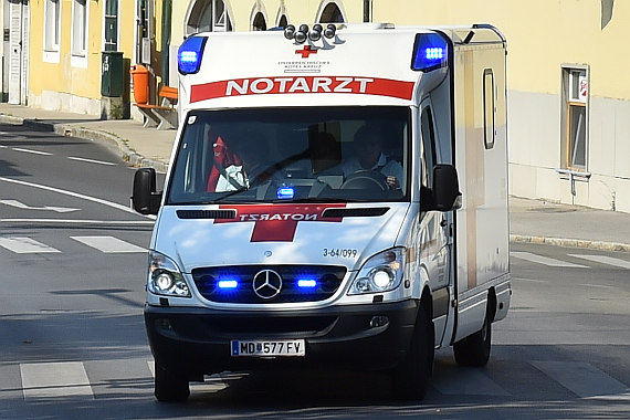 Der Notarztwagen Mödling auf dem Weg zu einem Einsatz, Symbolbild. Der Notarztwagen Mödling auf dem Weg zu einem Einsatz, Symbolbild.