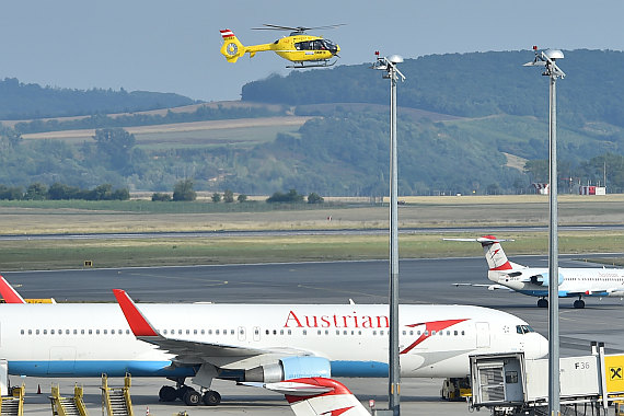 Notarzthubschrauber Eurocopter EC135 Christophorus 9 OE-XEN am Flughafen Wien 20082015 Foto Huber Austrian Wings Media Crew