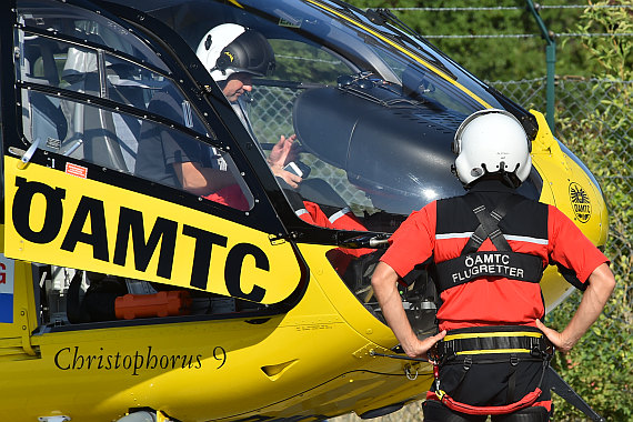Cpt. Schornsteiner im Cockpit, der Notfallsanitäter wartet als HEMS-Crewmember so lange außerhalb des Helikopters, bis dieser abflugbereit ist.
