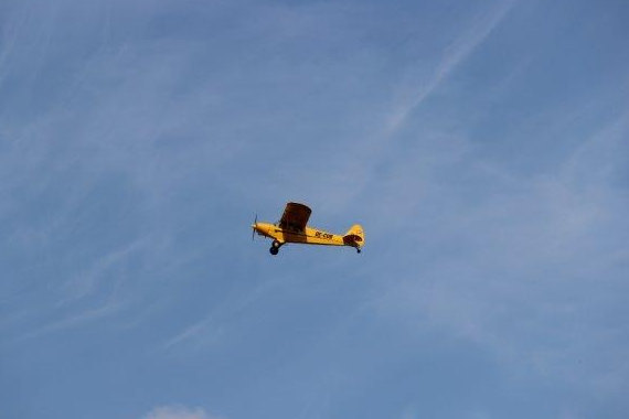 Die Piper Cub des Museums im Flug.