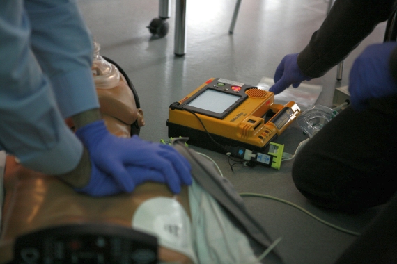 Im Falle eines Kreislaufstillstandes hat der Patient nur dann realistische Chancen, wenn Reanimation und Defibrillation unverzüglich beginnen. - Symbolfoto: Wikimedia Commons