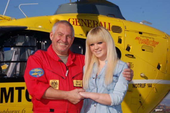 Wiedersehen mit dem Retter: Stefanie Binder aus Bayern wurde 2009 bei einem Unfall der gesamte Unterarm abgetrennt. Dass Steffi heute ein völlig uneingeschränktes Leben führen kann, verdankt sie der schnellen Heli-Rettung durch Bernd Hoch sowie der Kun