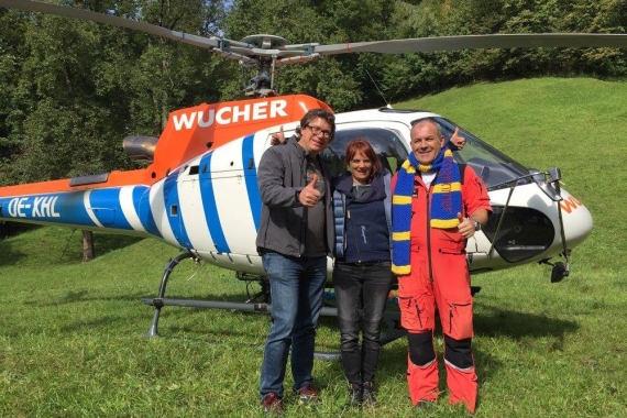 Präzise Handarbeit mit Stricknadeln, Pitch und Stick - der Heli-Einsatz machte die Wette erst richtig kreativ!