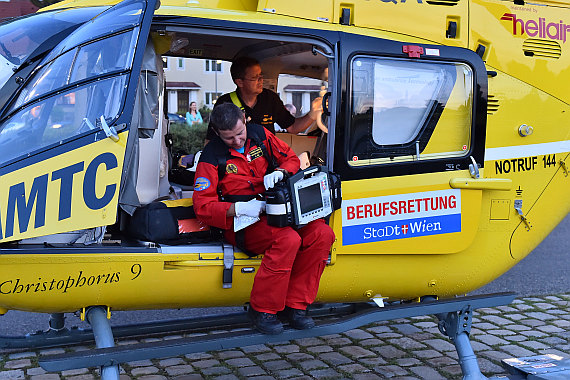 Alle Überwachungsgeräte sowie die Beatmungseinheit werden vorbereitet. Alle Überwachungsgeräte sowie die Beatmungseinheit werden vorbereitet.