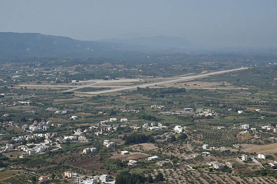 Der alte Flughafen Maritsa im Landesinnereren verfügt über zwei Pisten, wird jedoch heute ausschließlich vom Militär als Hubschrauberstützpunkt genutzt.