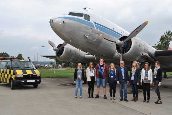 GF Ralf Schmid mit Azubis - Foto: Airport Memmingen GF Ralf Schmid mit Azubis - Foto: Airport Memmingen