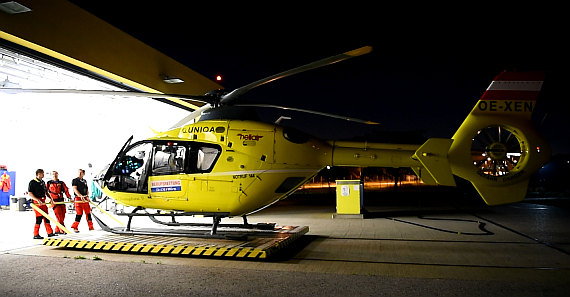 ... wird die OE-XEN mit vereinten Kräften wieder in den Hangar gezogen.