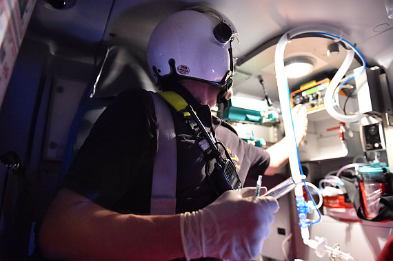 Einsatz bei einbrechender Dunkelheit: ein Christophorus-Hubschrauber übernimmt ein kritisch krankes Kleinkind vom bodengebundenen Notarzt für einen raschen Transport in eine Spezialklinik. Einsatz bei einbrechender Dunkelheit: ein Christophorus-Hubschrauber übernimmt ein kritisch krankes Kleinkind vom bodengebundenen Notarzt für einen raschen Transport in eine Spezialklinik.