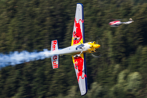 Red Bull Air RAce Spielberg 2015 Thomas Ranner IMG_1633_Kirby Chambliss mit Bo-105 beim filmen