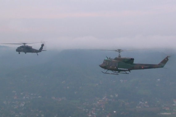AB 212 (im Vordergrund) und S-70 Black Hawk im Formationsflug AB 212 (im Vordergrund) und S-70 Black Hawk im Formationsflug