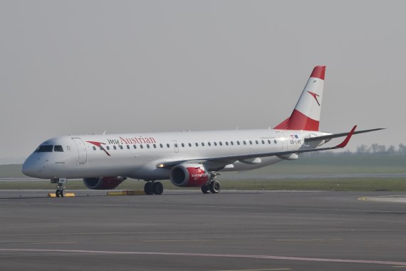 AUA Austrian Airlines Ankunft erster Embraer E-195 E195 OE-LWD am 31102015 Foto Huber Austrian Wings Media Crew_004