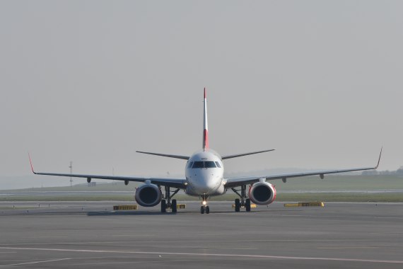 AUA Austrian Airlines Ankunft erster Embraer E-195 E195 OE-LWD am 31102015 Foto Huber Austrian Wings Media Crew_006